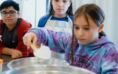 Infancias con aroma a galletitas: el taller de cocina del Centro Cultural AOMA AMUTMIN